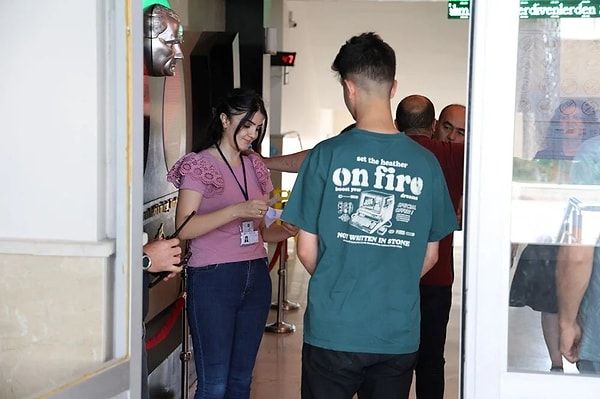 Sivas’ta 8 Haziran'da yapılan Yükseköğretim Kurumları Sınavı'nın (YKS) ilk oturumu olan Temel Yeterlilik Sınavı'nda bir aday epilepsi krizi geçirmiş ve 8 öğrenci sınavı bırakıp yardımına koşmuştu.