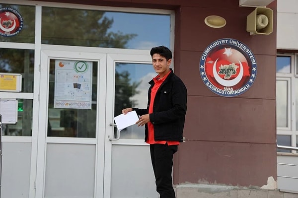 İşte o sekiz öğrenci için ÖSYM bir ilke imza atarak bugün Sivas’ta Cumhuriyet Üniversitesi İlkokulun'da yeniden YKS'ye alındı.