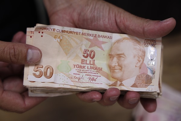 Ekipler tarafından toplanan dilenciler, zabıta kontrol noktasına getirilerek arama yapıldı. Yapılan aramalarda sadece bir dilencinin üzerinden tam 10 bin 780 lira çıktı.