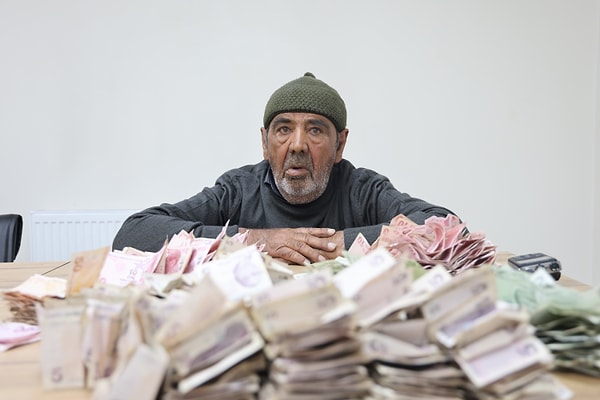 Dilencinin 10 bin 780 lirayı bir günde topladığı öğrenildi. İHA muhabiri, söz konusu anı ise işte bu kareyle kayıtlara aldı 👇