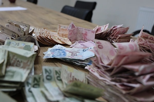 Nazırlı, "Amca dilenci değil. Zaten videodan görüldüğü üzere kendisini pek ifade edebilecek durumda da değil.Az önce köyün muhtarı beni aradı .Gariban bir vatandaş olduğunu ve elindeki parayı köylülerin yardımı ile toparladığını anlattı.Yani adamcağızı hem dilenci yapmışlar hem de parasını almışlar" ifadelerini kullandı.