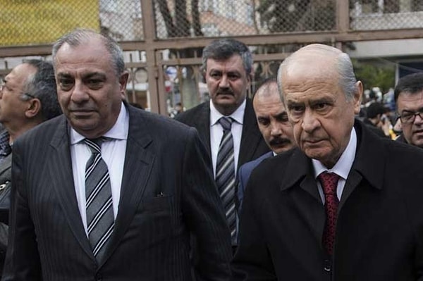 İsmail Saymaz'ın "Acaba size yönelik böyle bir üsluba başvurulmasının sebebi soy isminiz olabilir mi? Alparslan Türkeş'in oğlu olmanız mı?" sorusuna ise Tuğrul Türkeş'in yanıtı şöyle oldu: 👇