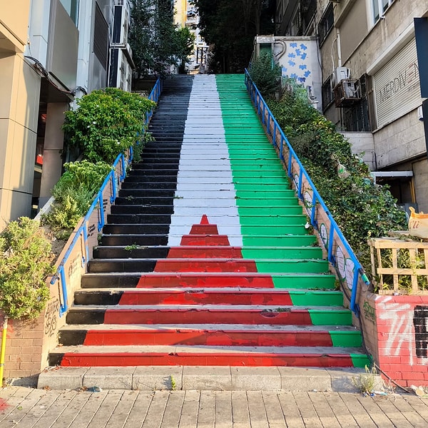 YeniŞafak Gazetesi'nin aktardığına göre, dernek sosyal medya hesabından merdivenlerin önceki ve sonraki halini paylaştı. Paylaşıma, "Cihangir merdivenleri böyle daha güzel oldu" notu düşüldü.