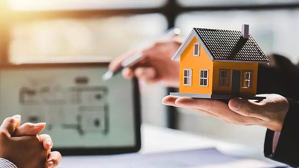 Ömer Bolat şöyle devam etti: "Yeni dönemde konut satacak kişi, e-devlet üzerinde gayrimenkulünü seçerek emlakçıyı yetkilendirecek. Yetkilendirilmiş emlakçılar, bu satışlara aracılık edecek."