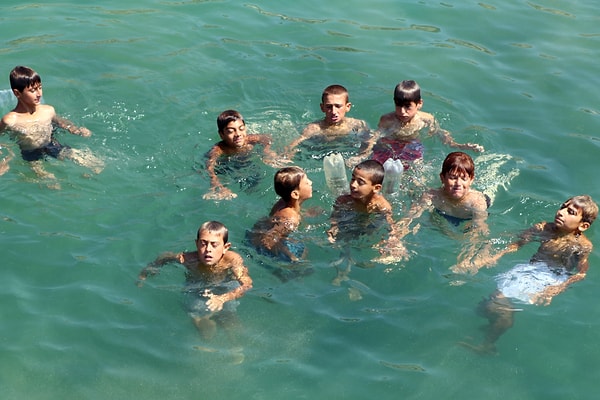 "Gölün sodalı suyu, cildin ölü tabakasını alır. Dolayısıyla çocukların sık aralıklarla göle girmeleri, onların saçlarını sarartıyor. Çünkü bir açıcı etki yapıyor.""Gölün sodalı suyu, cildin ölü tabakasını alır. Dolayısıyla çocukların sık aralıklarla göle girmeleri, onların saçlarını sarartıyor. Çünkü bir açıcı etki yapıyor. Sodanın açıcı etkisi güneşle; bir de buranın rakımı da yüksek olduğu için saçları sarartıyor."
