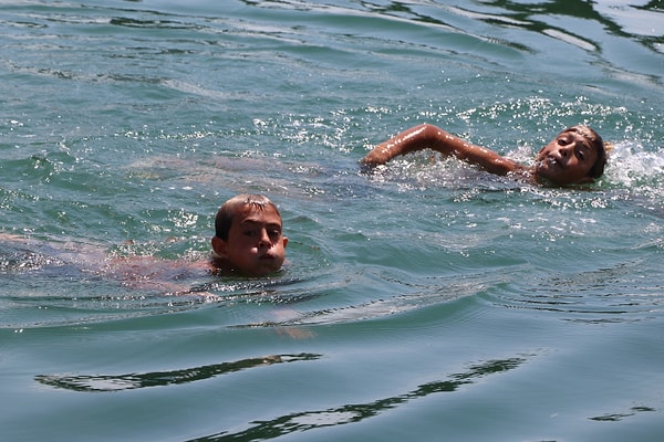 "Tam esmer çocukların değil, biraz daha kumral çocukların saçları daha da sarıya, saçı kızıl olanların da daha da kırmızıya dönebilir. Kışın da etki ortadan kalkınca saçlar yine normal haline dönüyor. "