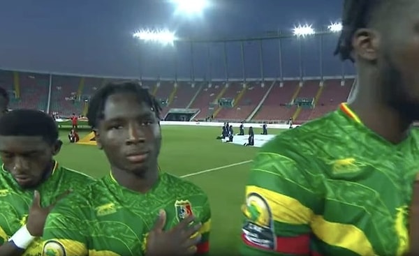 Milli marşların okunduğu sırada kameraman bilinmedik bir şekilde Malili futbolcu Brahima Diarra'nın önünde durmuştu. Ciddiyetini korumaya çalışan Diarra'nın verdiği bu mücadele sosyal medyada viral olmuştu.