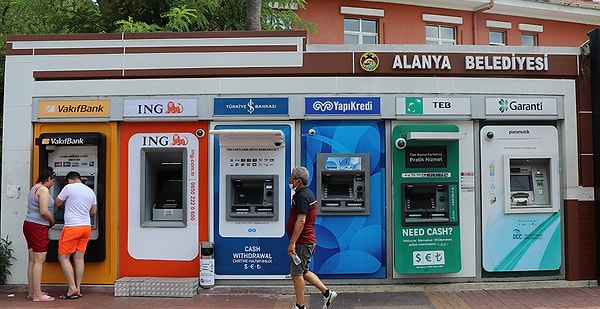 Şenol Babuşcu, ayrıca bazı bankaların 100 TL'lik banknotları da bankamatiklerden çıkarmak için çalışma yaptığını ve en düşük çekim limitini 200 TL'ye çıkarma çalışması içinde olduğunu yazdı.