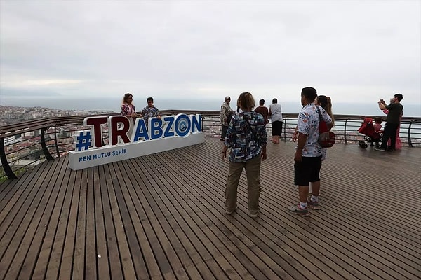 Son alarak Trabzon'da bir restoranın açık büfe kahvaltı için oluşturduğu fiyat listesi görenleri şaşkına çevirdi.