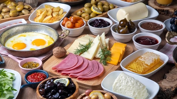 TGRT'nin aktardığına göre, 6 kişilik kahvaltı fiyatı 4 bin liraya çıkarken, 2 kişilik serpme kahvaltı bin 800 lira oldu.