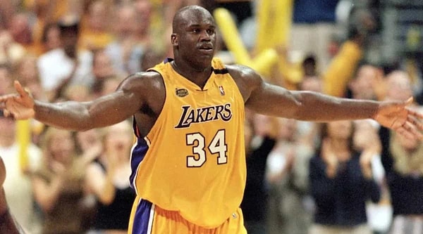 Shaquille O'Neal, NBA tarihinin tartışılmaz olarak en iyi oyuncularından biri. Emekli NBA yıldızı 2.16'lık boyu ve genişliği ile uzun yıllar boyunca pota altının en baskın isimlerinden biri oldu.
