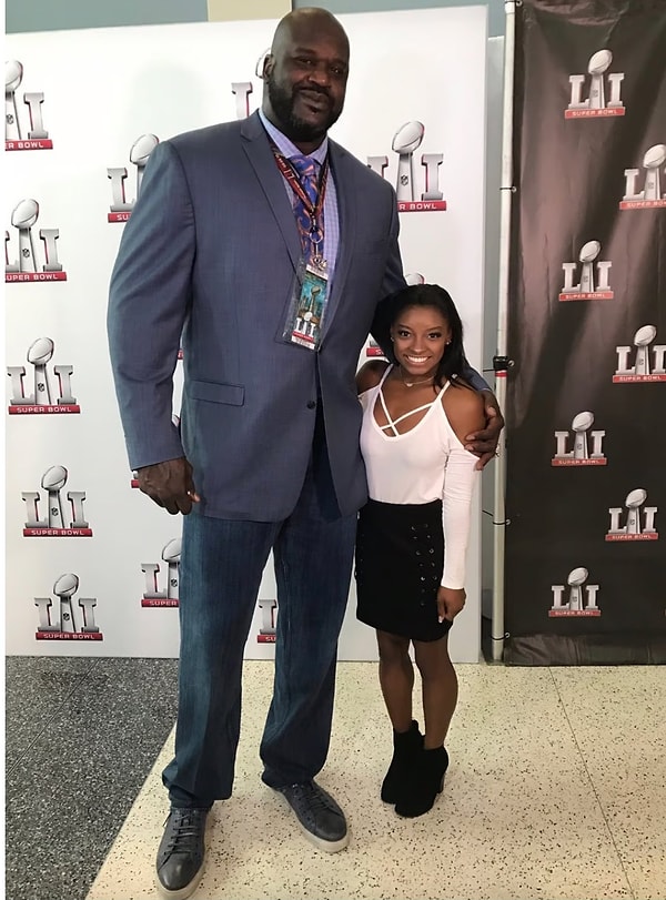 2.16'lık Shaquille O’Neal ile 1.42 boyundaki Simone Biles'ın yan yana çektirdikleri bu kare ise sosyal medyada yeniden gündem olmuş durumda. Milyonlarca görüntülenme alan fotoğrafa sosyal medya kullanıcıları muzip yorumlarla karşılık verdi 👇