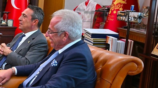 Görüşme sırasında arkasındaki bir objede 17-25 sayılarının görülmesi tartışma yaratmıştı.