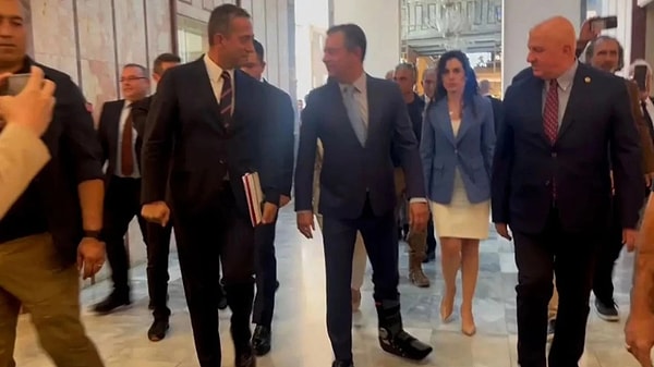 Bazı sosyal medya hesapları tarafından, Özgür Özel'in ayağından vurulduğu öne sürüldü ve bu haberler gündem oldu.