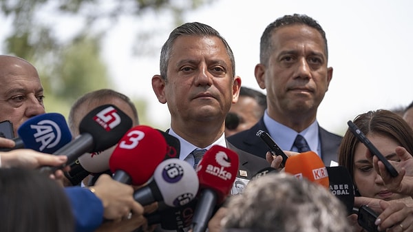 Özgür Özel şunları söyledi: "Herkesin başına gelebilecek, geçirdiğim bir ev kazası üzerinden, hepimizin kimler olduğunu iyi bildiği bir grup, sosyal medyadan akıl ve ahlak dışı bir kampanya başlattı. Tarihsel husumetimiz olan FETÖ’cü hesapların yaydığı bir yalan."