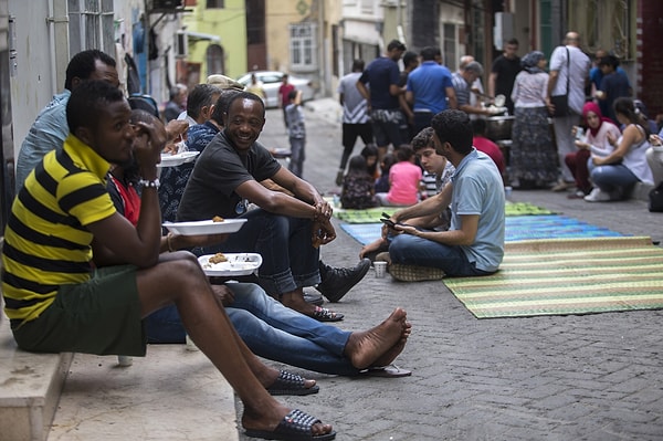 Türkiye'de toplam 4 milyon 425 bin 230 yabancının bulunduğunu bildiren Göç İdaresi Başkanlığı açıklamada şöyle devam etti: