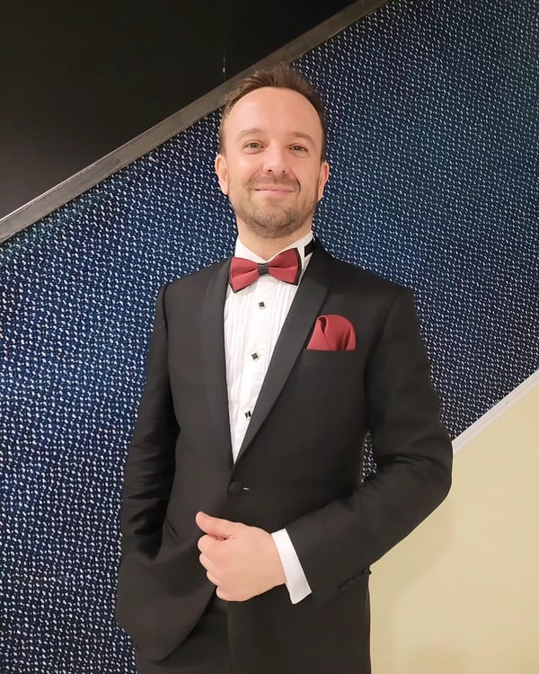 İddiaya göre; makine mühendisi olan ve aynı zamanda amatör müzisyenlik yapan 40 yaşındaki Çınar Ersanlı'dan 17 Ağustos Cumartesi gününden sonra haber alamayan yakınları dairesine gitti. Çilingir çağırarak içeri giren yakınları Ersanlı’nın salonda elleri, ayakları ve ağzı bağlı şekilde yerde yattığını gördü.