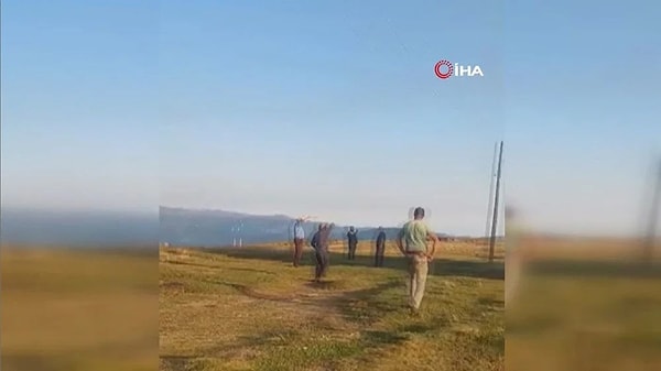 Yaylada yangını söndürmek için yeterli su olmaması nedeniyle yayla sakinleri alevleri gözyaşları içinde izledi.