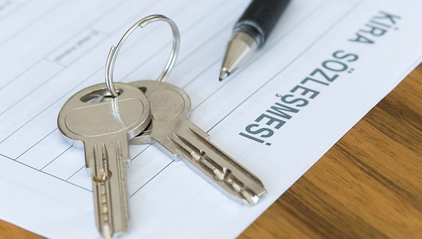 Mehmet Şimşek, "Gelir İdaresi Başkanlığı (GİB) bu defa, kendilerine bilgilendirme yapılan ancak halen beyanname vermeyen yaklaşık 700 bin mükellef tespit etti. Bu mükelleflerle ilgili bilgiler, haklarında cezalı işlem yapılmak üzere ilgili vergi dairelerine bildirilecek." ifadelerini kullandı.