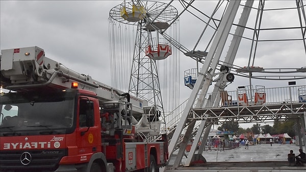 İpek Yolu Fuar Alanı'nda özel bir işletmeye ait lunaparkta hareket halindeki dönme dolap, elektrik kesintisi nedeniyle durdu.