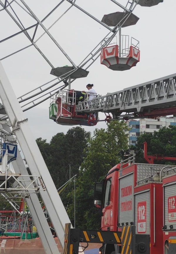 Anadolu Ajansı'nın aktardığına göre, ekiplerin çalışmasıyla dönme dolaptan indirilen vatandaşların sağlık durumları iyi.