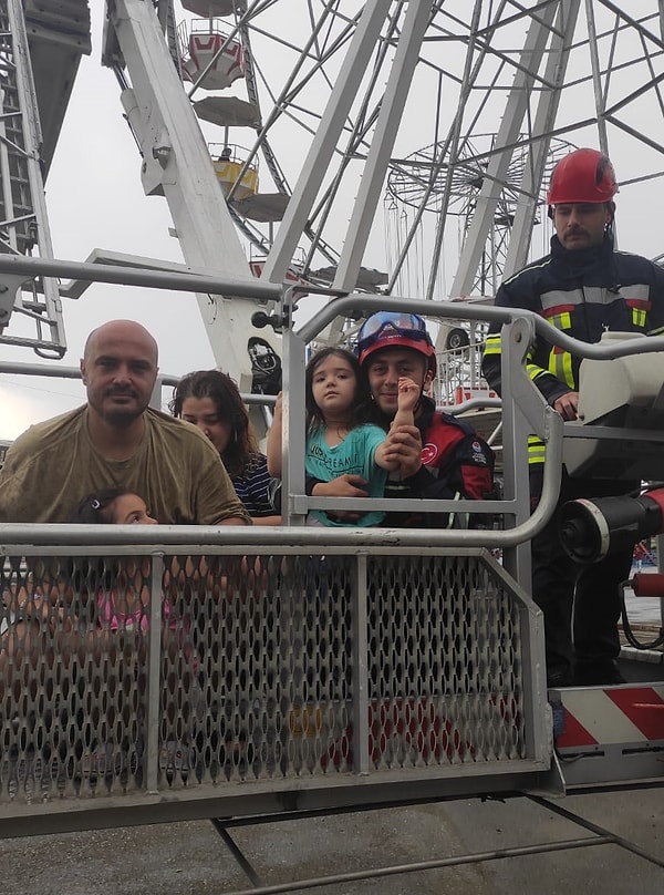 Öte yandan dönme dolapta mahsur kalan bazı vatandaşlar durumu telefonla kameraya alıp yardım çağrısı yaptı.