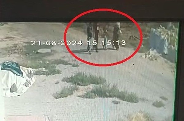 Küçük kızın son görüntülerinde, 4 arkadaşıyla birlikte yürüdüğü görülüyordu. Kızlarının kaçırılmasından şüphelenen ailenin endişeli bekleyişi 6 gündür devam ediyor.