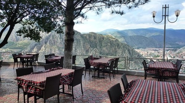 Amasya'da son olarak 70 yıldır hizmet veren, yerli ve yabancı turistlerin uğrak noktası Ali Kaya Restoran'ın tahliyesi için yazı gönderildi. Söz konusu tarihi restoranın mülkiyeti İl Özel İdaresi'nde bulunuyordu.