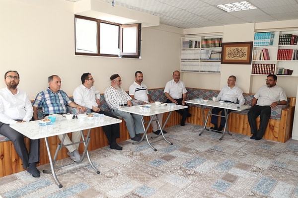 İddiaya göre; TÜGVA, İHH, Ensar Vakfı gibi vakıfların da aralarında bulunduğu Gönüllü Kuruluşlar Birliği (GÖKBİR), şehrin manevi havasına zarar verdiği iddiasıyla içkili mekanların kapatılmasını istedi.