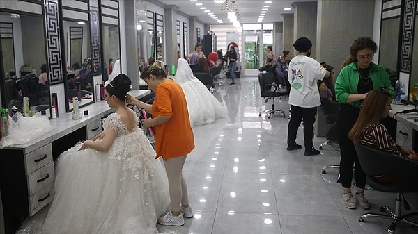 Ticaret Bakanlığı, berber, kuaför ve güzellik salonları için 1 Temmuz'da yeni bir karar almış ve işletmelerin haftanın bir günü kapalı olmasını zorunlu tutmuştu.