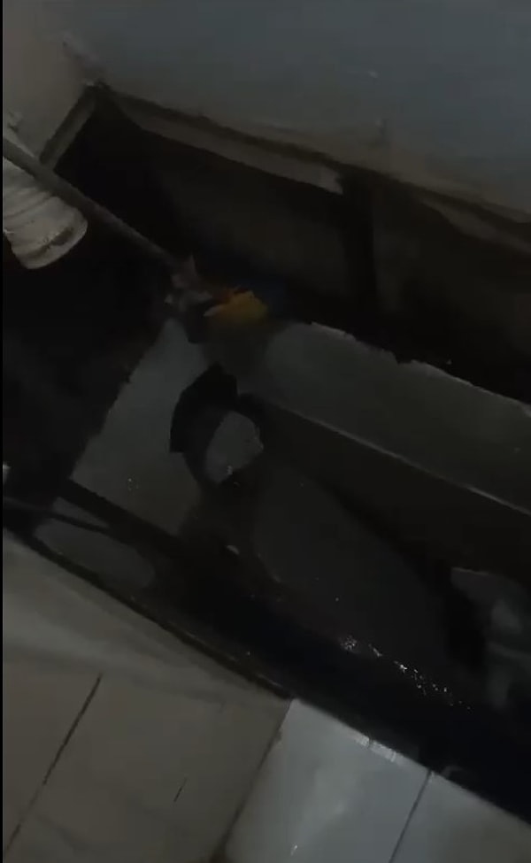 Olayda E.M. isimli 15 yaşındaki genç kız, duş aldığı esnada evinden alt kata düşerek yaralanmıştı. Yaralı kız, sağlık ekiplerince ambulansla hastaneye kaldırılmıştı.