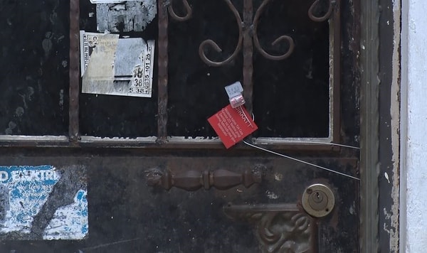 Olay sonrası bugün çöken bina ve yanında bulunan 2 bina tedbir amacıyla boşaltılırken bina girişleri ekipler tarafından mühürlendi.