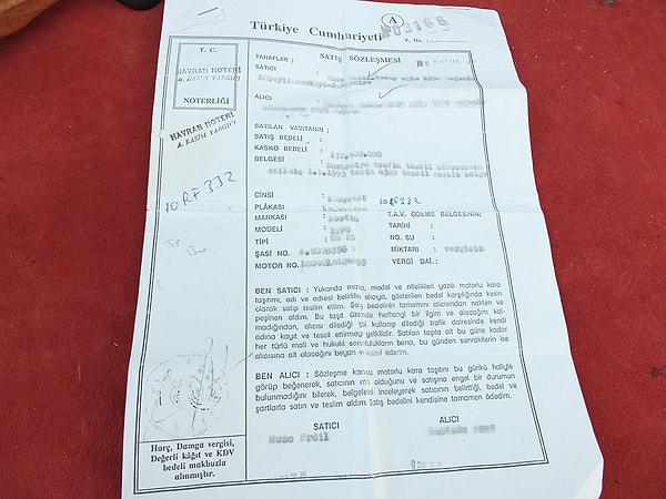 Üç çocuk babası Erdil yaşadığı mağduriyeti şöyle anlattı: “1997 yılında 1976 model kamyonetimi noter aracılığı ile sattım. Satış sözleşmesi burada. Gitmediğim yer kalmadı. Başvurmadığım yer kalmadı. Bu plakalı araçla otoyollardan geçiş yapılıyor. 2018'de cezalar gelmeye başladı. İcra yoluyla cezalar beni buluyor."