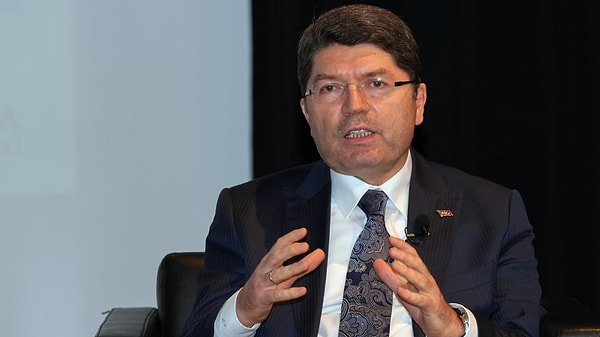 Bakan Tunç, sosyal medya hesabından yaptığı paylaşımda, "Soruşturma kapsamında şu anda 1 kişi gözaltındadır. Olayın açıklığa kavuşturulması için her ayrıntı dikkatle incelenmekte olup, titizlikle sürdürülen soruşturmada ifade alma işlemleri de devam etmektedir" ifadelerini kullandı.
