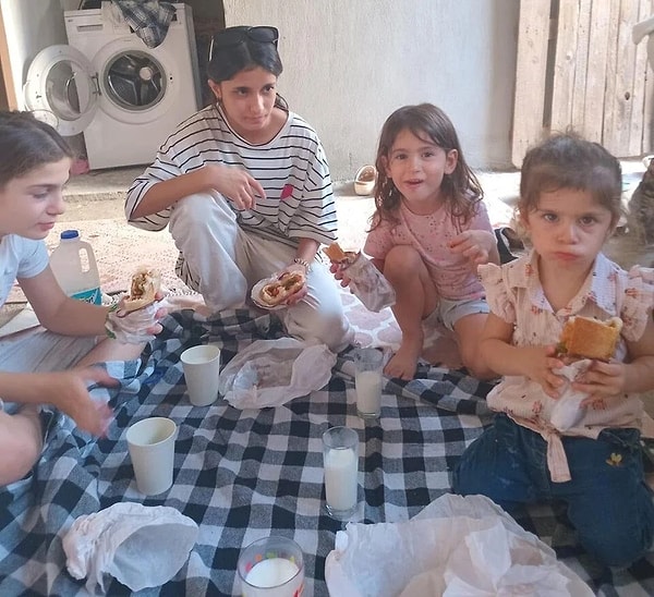 3 çocuğun cenazeleri ayrı ayrı kılınan namazla toprağa verilirken cenazede oldukça duygulandıran bir an da yaşandı.
