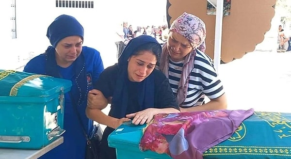 İşlemlerinin ardından cenazeler anne tarafından morgdan teslim alınıp, toprağa verilmek üzere Manisa’nın Salihli ilçesine götürüldü. Ceylin, Cemre ve Nira’nın tabutlarına sarılan anne Naciye Şimşek, “Annem hangi birinize yanayım. Nira'yı ortalarına gömsünler o kardeşlerini de korur.” diyerek gözyaşı döktü.