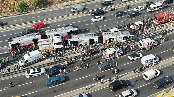 İstanbul'da ulaşımın kalbi metrobüs hattında bugün büyük bir kaza yaşanmıştı. Yenibosna`dan Sefaköy istikametine giden metrobüs, karşı yönden gelen bir başka metrobüse çarpmış ve kazada bir kişi hayatını kaybetmişti.