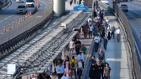 Kaza soruşturmasında kazaya karışan 2 metrobüsün şoförü ile metrobüs hattında görevli 2 denetim amiri gözaltına alındı. Gözaltına alınan 4 kişi, işlemleri için emniyete götürüldü.