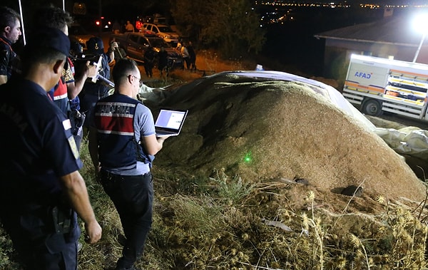 Tüm Türkiye'nin gözünü çevirdiği olayla ilgili arama çalışmaları yoğun bir şekilde devam ediyor. Şu ana kadar gözaltına alınan tek kişi kolunda ısırık izi bulunan Narin'in 18 yaşındaki ağabeyi E.G. Şüpheli bugün DNA incelemesi için İstanbul Adli Tıp Kurumu'na getirildikten sonra yeniden Diyarbakır'a götürüldü.