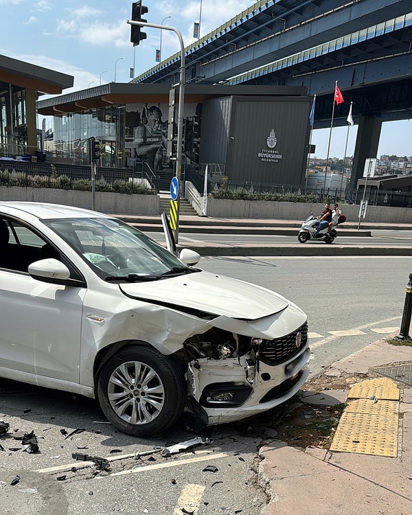 Kazada can kaybı olmazken Vedat Milor'un şoförü elinden yaralandı.
