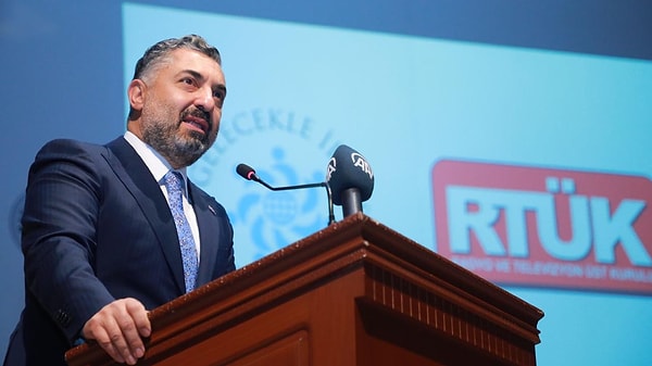 Ebubekir Şahin, "Youtube ile ilgili de çalışma yürütüyoruz. Bir yayıncı, televizyonuyla anlaşamıyor, ayrılıyor. Gidiyor Youtube kanalı açıyor, sabahtan akşama yayın yapıyor. Arkasına da reklam alıyor. Bunun denetimini kim yapacak?" ifadelerini kullandı.