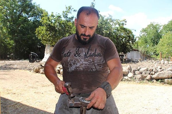 Karabük Üniversitesi At Antrenörlüğü Bölümü Öğretim Görevlisi Özkan Yeşilçay, boş zamanlarında nalbantlık yapıyor. Profesyonel nalbantların aylık 100 bin liranın üzerinde kazanabileceğini söyleyen Özkan Yeşilçay şunları söyledi: 👇