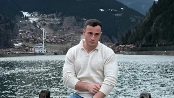 Şehit olan 29 yaşındaki Piyade Üsteğmen Ömer Fatih Ayar’ın Trabzon’un Sürmene ilçesinde yaşayan ailesine acı haber verildi. Aile, bekar olan oğullarının şehadet haberiyle gözyaşlarına boğuldu. Haberi duyan şehidin akrabaları ve komşuları da eve akın etti.