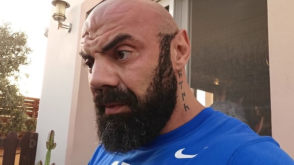 Kıbrıs’ta yaşayan ve yaptığı vücut geliştirme yayınları ile bilinen ‘Cenk Hoca’, darp, gasp, taciz gibi suçlamalarla Güney Kıbrıs'ta cezaevinde olan Tarlacı'nın davasının sonuçlandığını duyurdu.