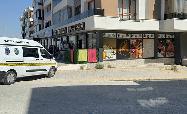 Yürek yakan olay, dün saat 13.30 sıralarında merkez Selçuklu ilçesi Ahmet Yesevi Caddesi'nde bulunan bir masaj salonunda yaşandı. Masaj salonu sahibi Vedat D., iş yerine geldiğinde anahtarın kapının üzerinde olduğunu gördü.