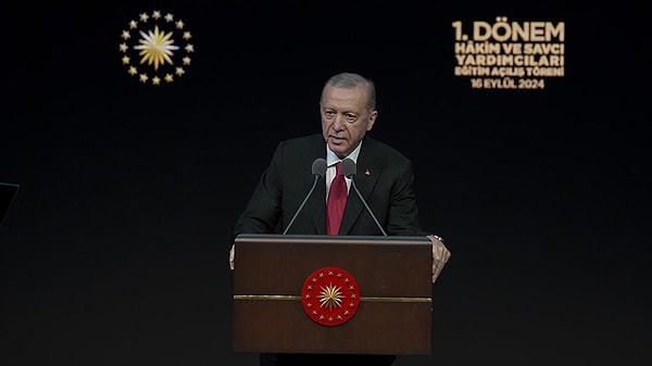 Cumhurbaşkanı Recep Tayyip Erdoğan, Beştepe Millet Kongre ve Kültür Merkezi'nde 1. Dönem Hakim ve Savcı Yardımcıları Eğitimi Açılış Töreni'nde gündeme ilişkin açıklamalarda bulundu.
