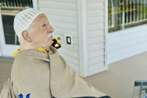 Fetullah Gülen'in daha önce sosyal medyaya düşen bir fotoğrafı hastalık iddialarını destekler cinstendi.