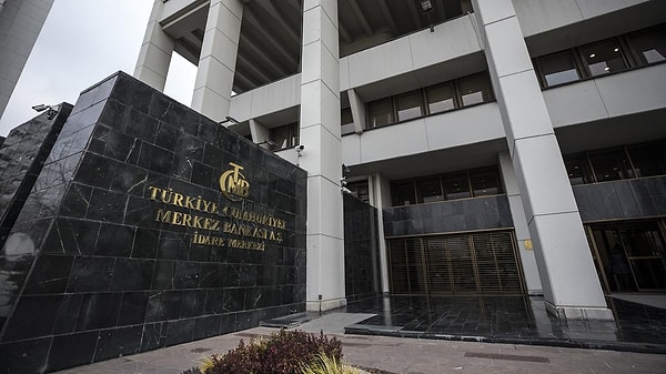 Türkiye'de piyasaların gözü Merkez Bankası'nın bugün saat 14.00'da açıklayacağı politika faizi kararında. Ekonomistlerin beklentisi Merkez Bankası'nın eylül ayında da faize dokunmaması ve yüzde 50'de sabit bırakması yönünde.
