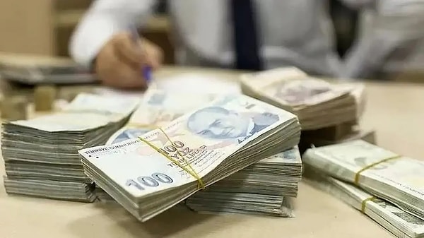 Yıl sonu için politika faiz beklentisi ise yüzde 46.65. Ancak ABD Merkez Bankası'nın (FED) dün 4 yıl aradan sonra yaptığı ilk faiz indirimi Türkiye'deki bankaları da erken pozisyon almaya itti.