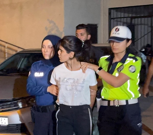 Soruşturmada anne Bakiye Y., 'dini nikahla' birlikte yaşadığı Sanlı Ö. ve komşunun 13 ve 14 yaşındaki iki çocuğuyla birlikte toplam 5 kişi tutuklandı. Sıla bebeğin 5 yaşındaki diğer kardeşi ise hemen devlet korumasına alındı.